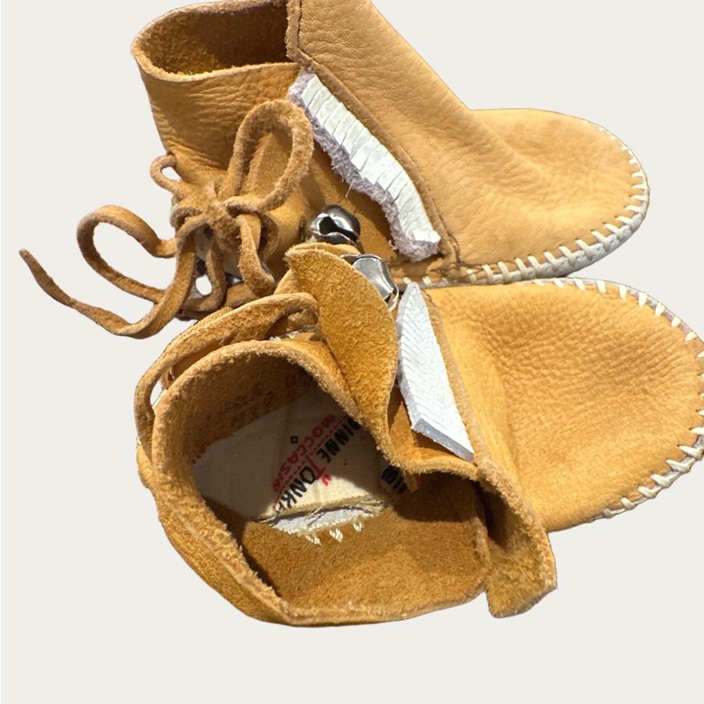 Minnetonka Kids Moccasins in Tan and White size 6. Vintage - Picture 4 of 4